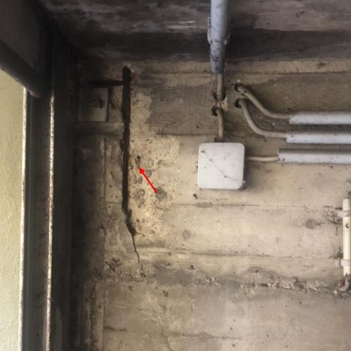 Korrodierte Bewehrung einer Stahlbetonwand aufgrund zu geringer Betonüberdeckung.