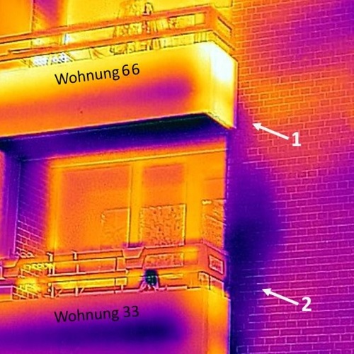 Thermographieaufnahme einer Fassade. Der dunkelblaue Bereich zwischen Pos. 1 und 2 zeigen eine erhöhte Auskühlung.
